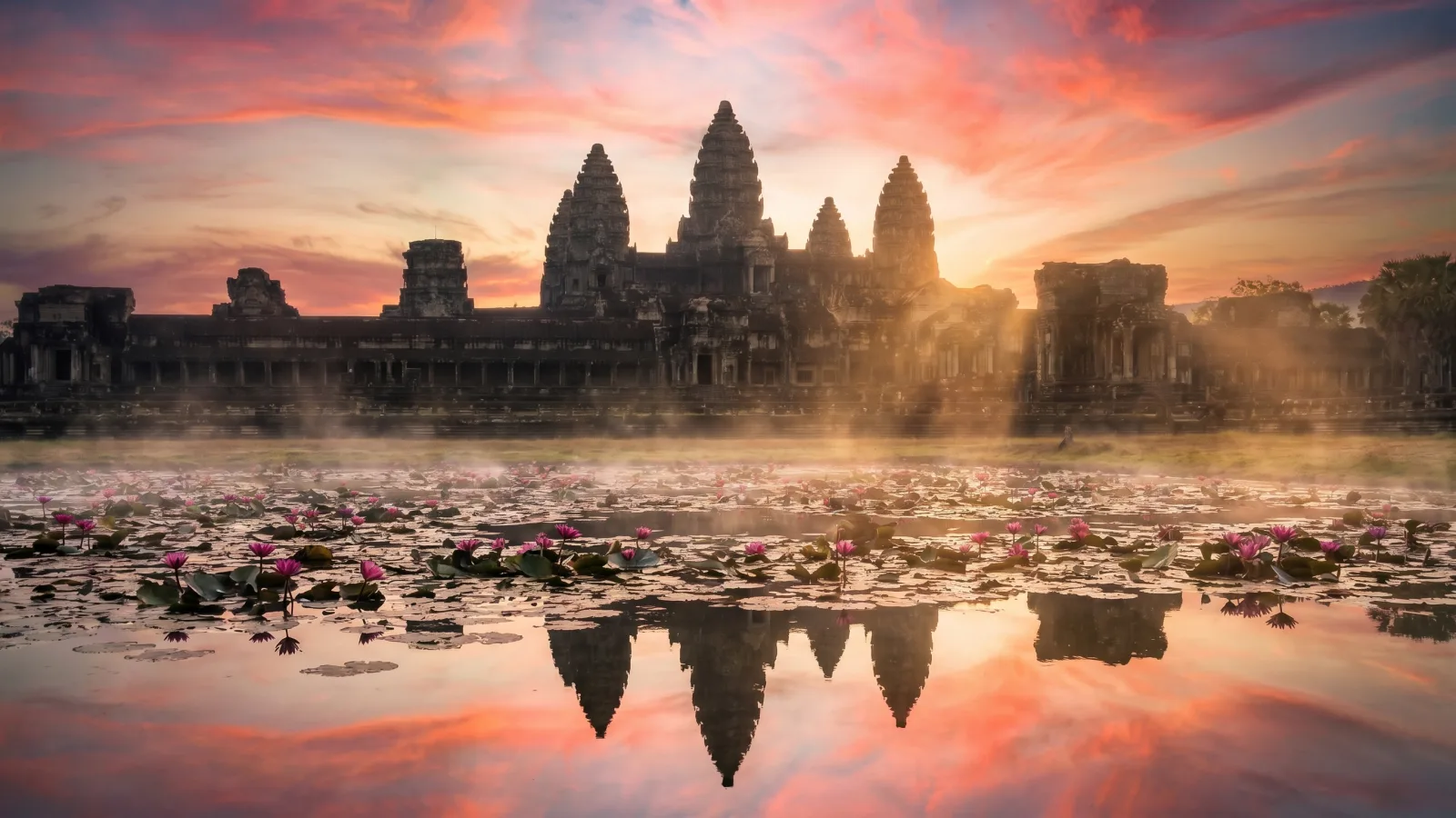 Temple d Angkor Wat au Cambodge au lever du soleil avec reflet dans le bassin