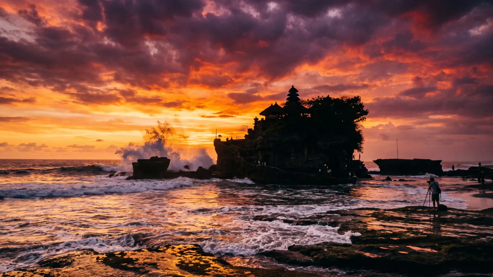 Temple de Tanah Lot à Bali au coucher du soleil