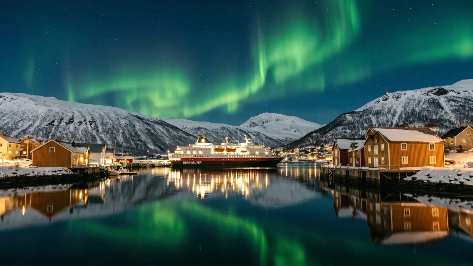 Aurores boreales au-dessus d un port norvegien en hiver avec un navire de croisiere