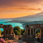 Théâtre antique de Taormine surplombant la mer et l'Etna en Sicile