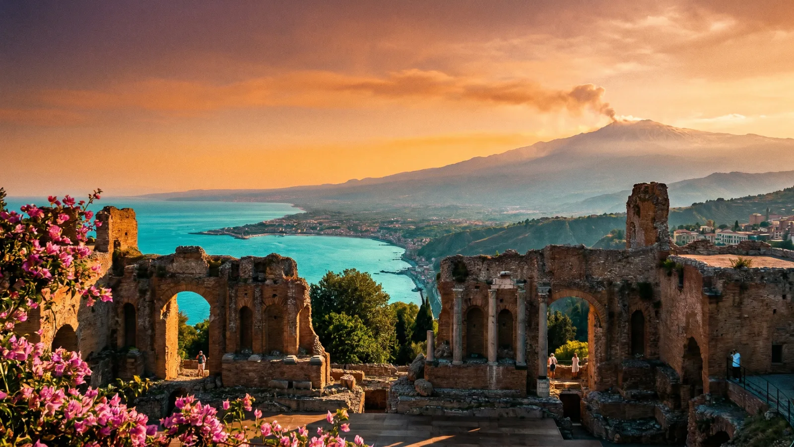 Théâtre antique de Taormine surplombant la mer et l'Etna en Sicile