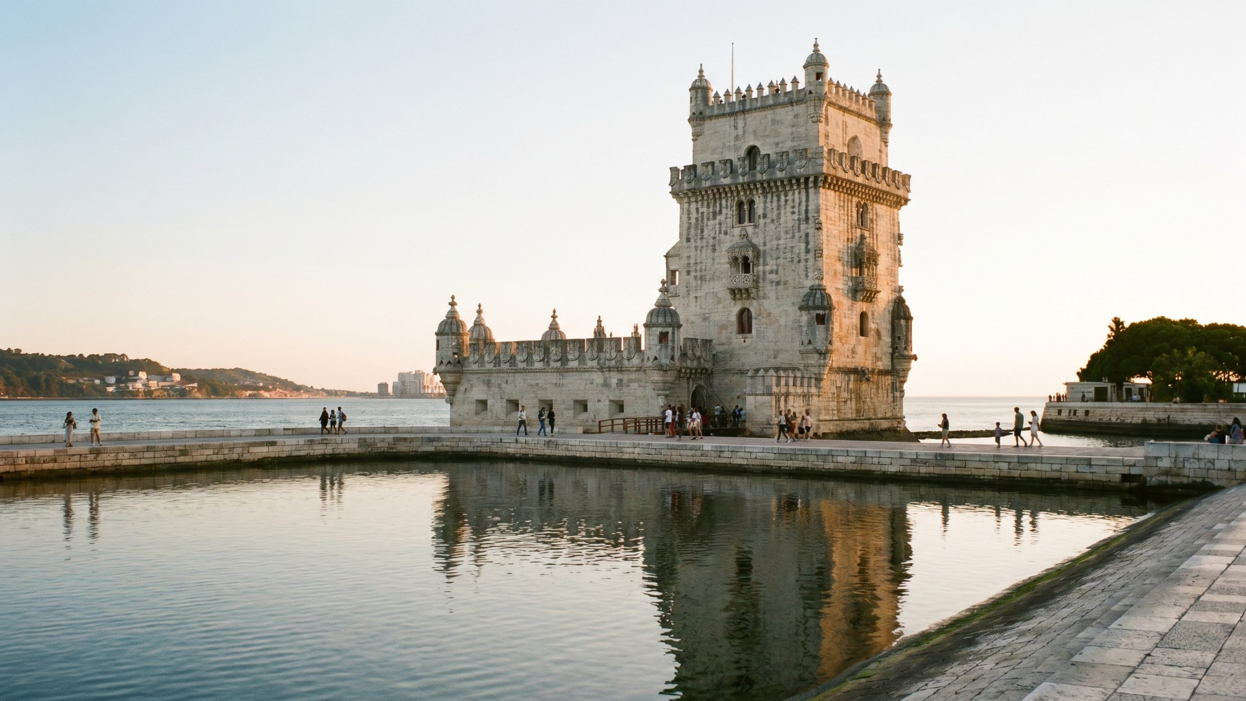 La tour de Belem au bord du Tage à Lisbonne au coucher du soleil, architecture manuéline