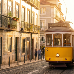 Tramway 28 jaune emblématique dans une ruelle pavée de l'Alfama à Lisbonne avec façades en azulejos