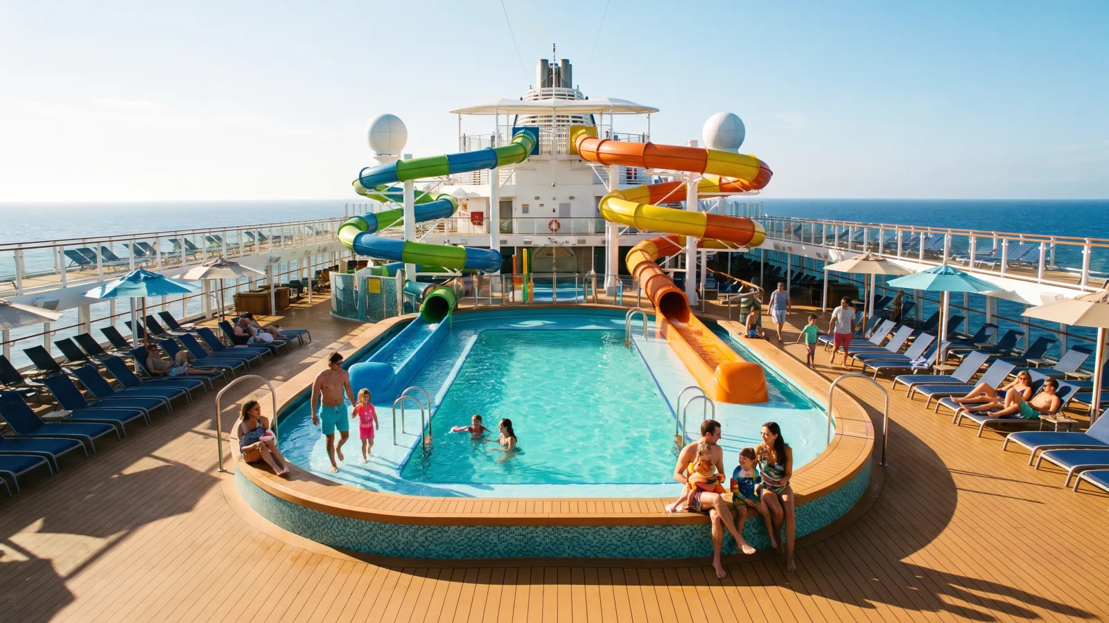 Pont piscine d'un navire de croisière avec toboggans et familles