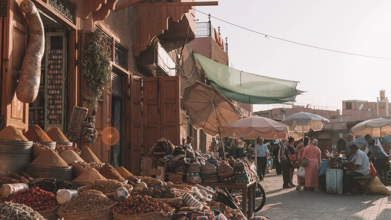 Etal d epices et de produits dans un souk de la medina de Marrakech